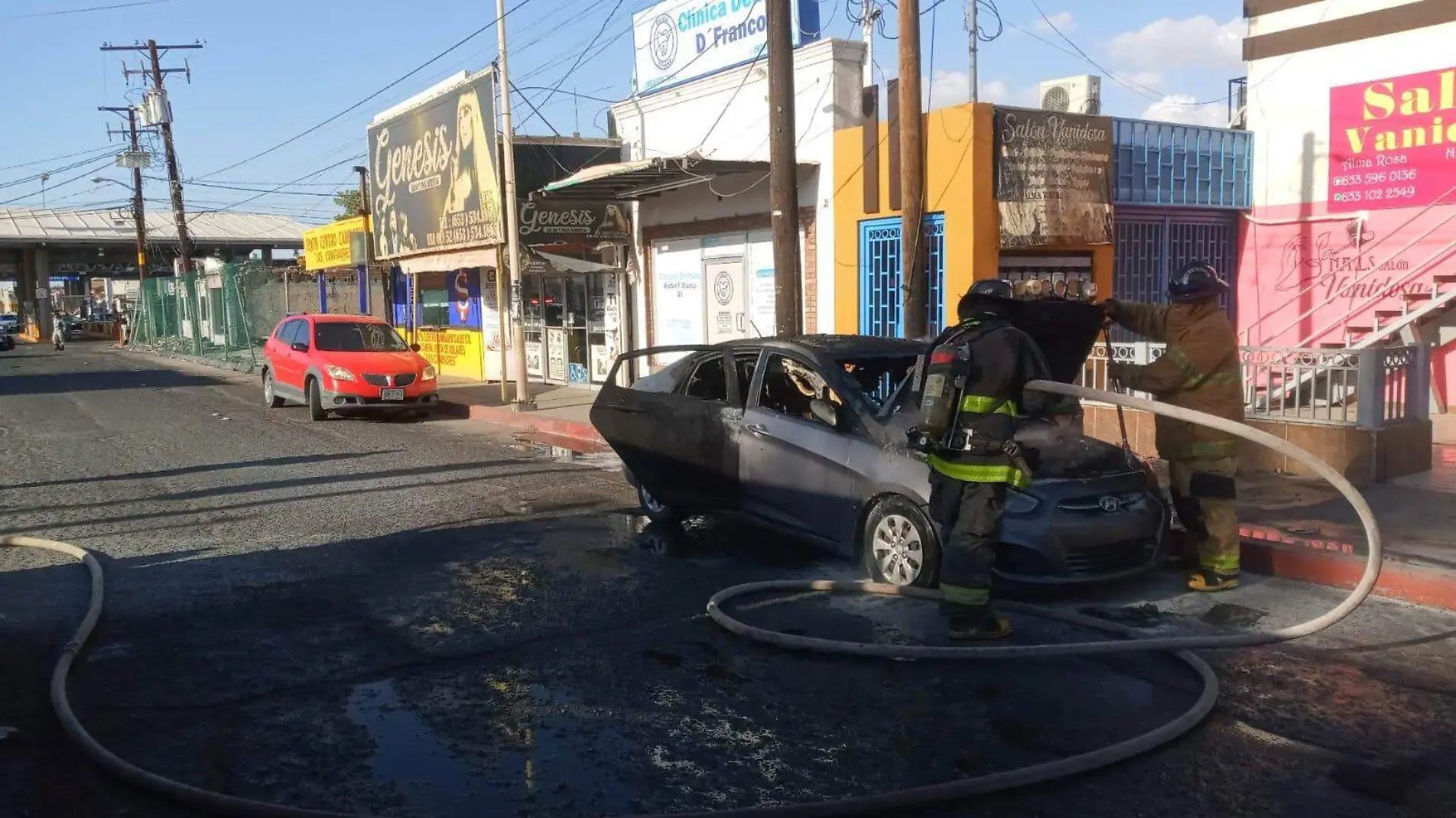 Daños de consideración ocurrieron al incendiarse un auto por la avenida Carlos G. Calles y calle 1, a pocos metros de la aduana, la tarde del domingo